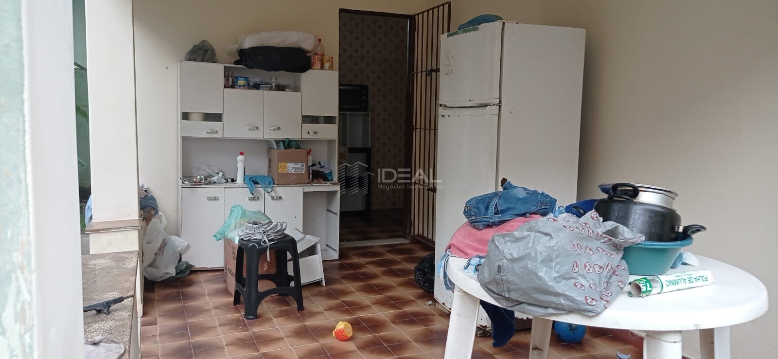 Ótima casa para fins residenciais ou comerciais, toda gradeada, com 3 quartos, 02 banheiros, sala cozinha, garagem para 02 carros cód. 15906