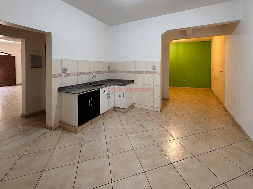 Cozinha com armários 