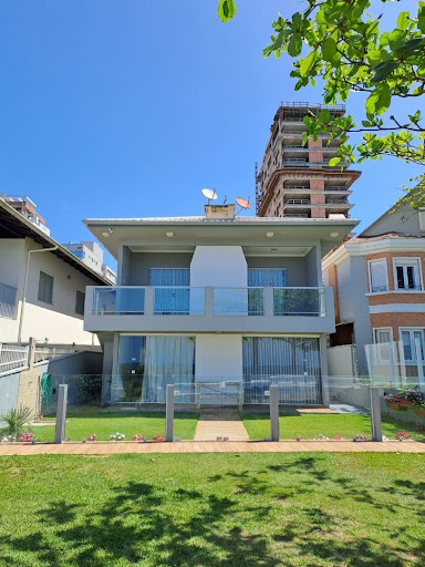 Locação de Temporada - Casa térrea pé na areia para aluguel com 2 quartos - Perequê - Porto Belo/SC