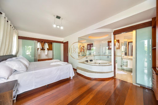 Casa Luxuosa em Village 2 - 6 Dormitórios à Venda em Porto Seguro