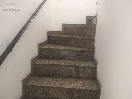 Escadas de granito para os dormitórios