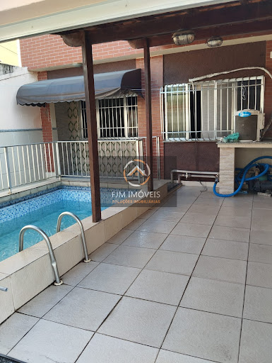 FJM IMOVEIS VENDE -  Linda casa Duplex no Colubandê próximo a igreja Nova Vida do Colubandê com 4 qts sendo 1 suite todos com varanda, piscina em alvenaria, garagem coberta, 2 salas,3 BH (2 socias), cozinha grande, espaço com jardim de inverno, cozinha grande, área de serviço e lavanderia. Doc.OK, 182 MTS de área construída. Valor 380 mil, somente venda, a vista, financiamento bancário ou carta de crédito. 