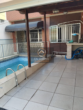 FJM IMOVEIS VENDE -  Linda casa Duplex no Colubandê próximo a igreja Nova Vida do Colubandê com 4 qts sendo 1 suite todos com varanda, piscina em alvenaria, garagem coberta, 2 salas,3 BH (2 socias), cozinha grande, espaço com jardim de inverno, cozinha grande, área de serviço e lavanderia. Doc.OK, 182 MTS de área construída. Valor 380 mil, somente venda, a vista, financiamento bancário ou carta de crédito. 