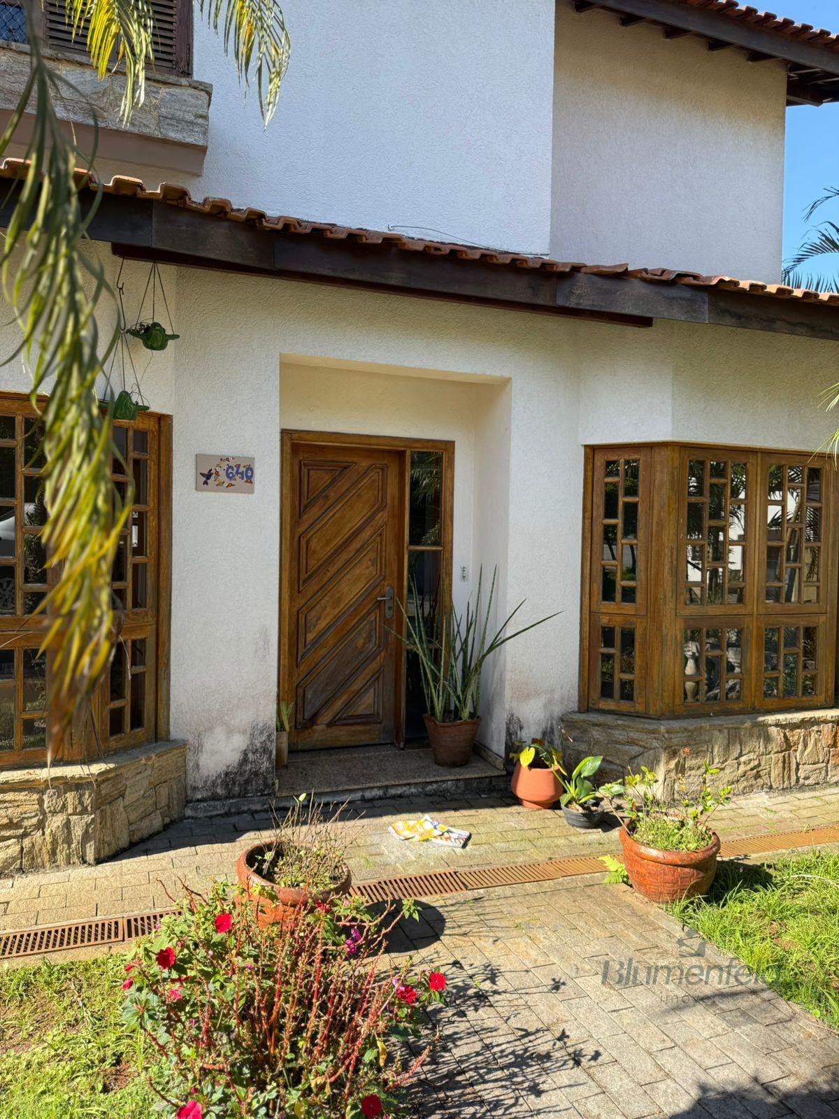 Casa para alugar com 4 quartos, 4 banheiros, 2 vagas e 350m² no Arujá Country Club, Arujá — foto principal