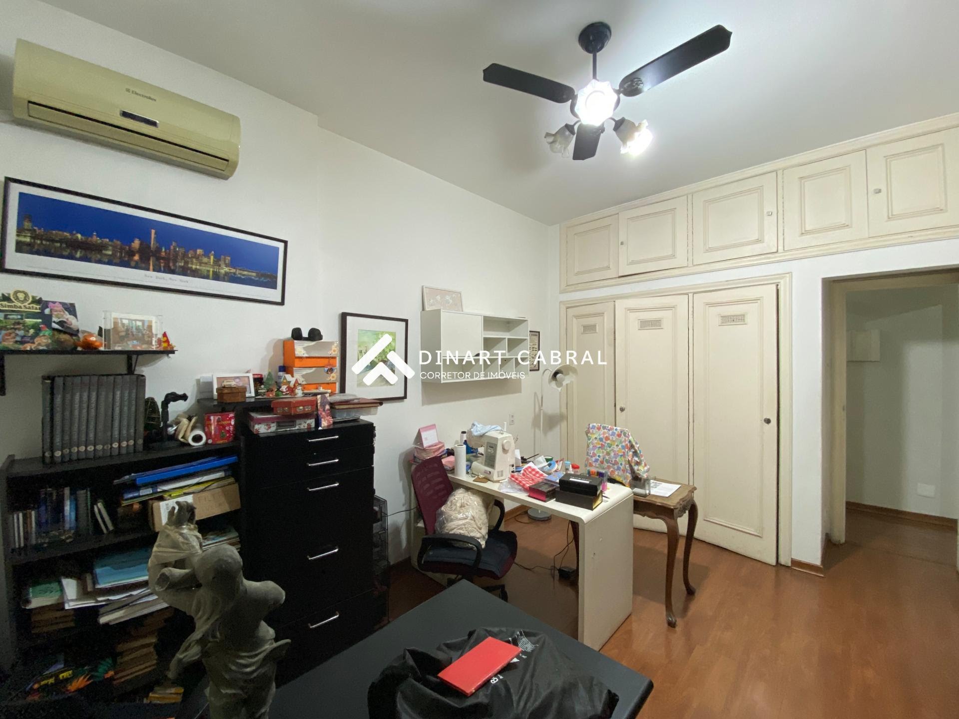 1º QUARTO, LOGO NO COMEÇO DO CORREDOR QUANDO SAI DA SALA.