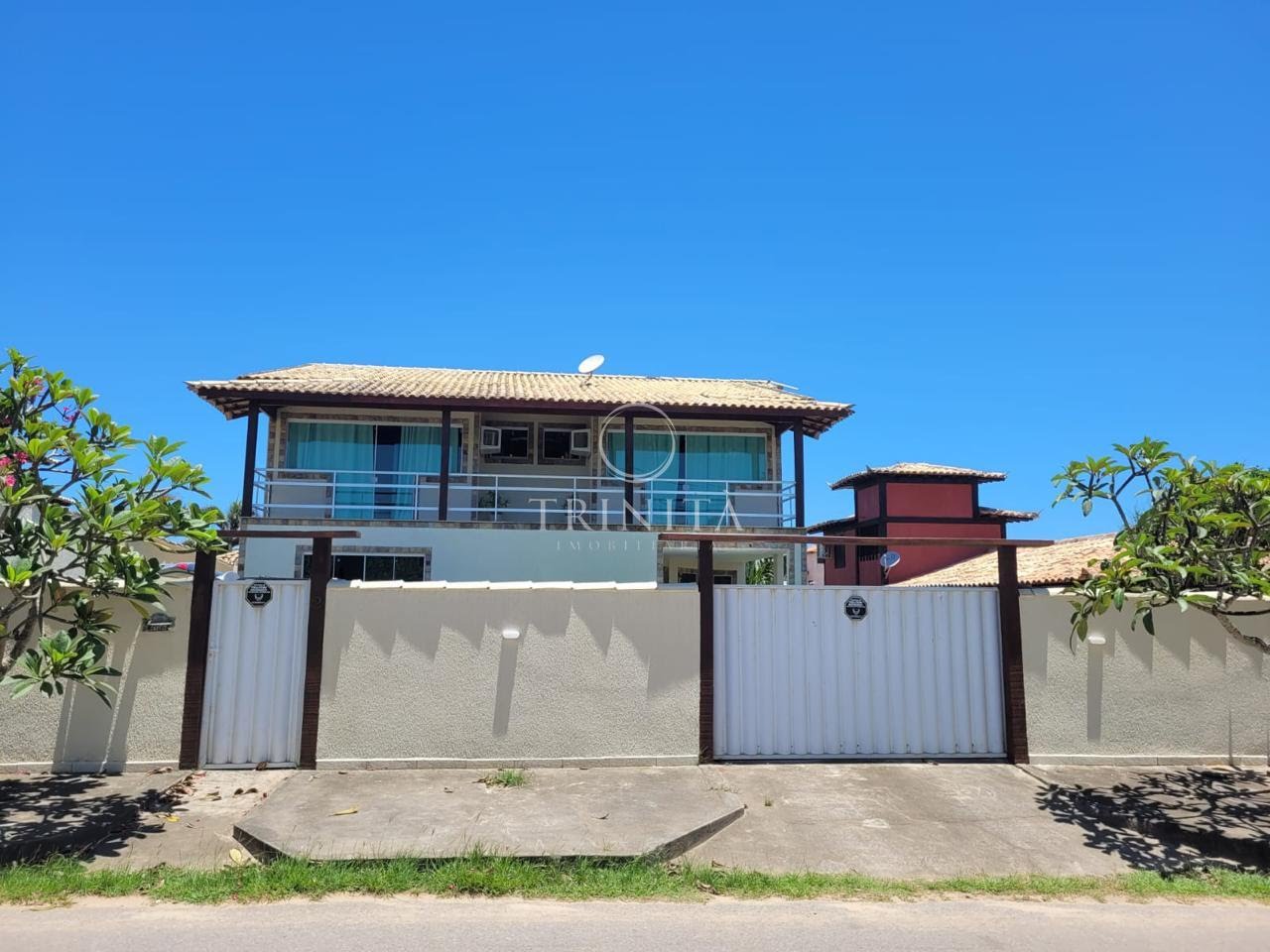 fachada-casa-no-canal-enseada-azul-buzios