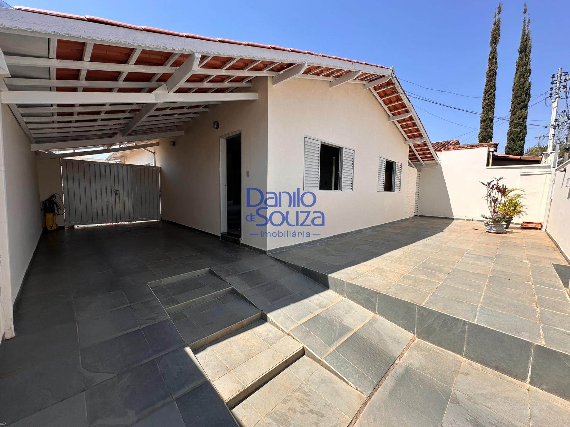 Casa à venda com 3 quartos, 1 suíte, 2 vagas e 360m² no Recanto das Mangueiras, Araxá (MG) — foto 2 de 13