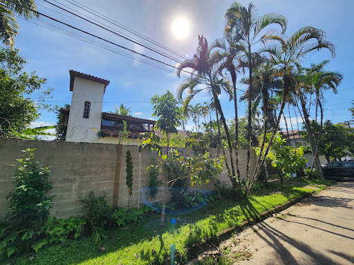 Casa com piscina em terreno de 565m2 em área nobre no Itaguá