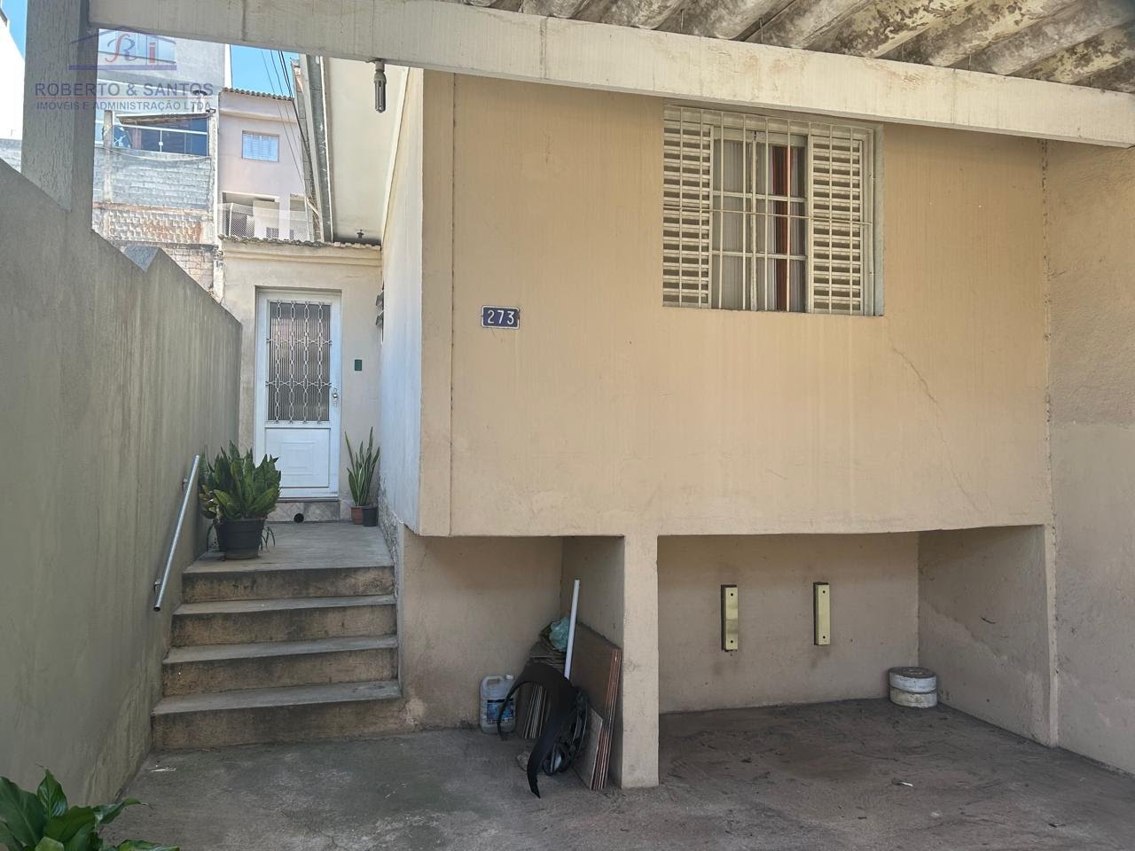 Escadas de entrada,, sem vaga