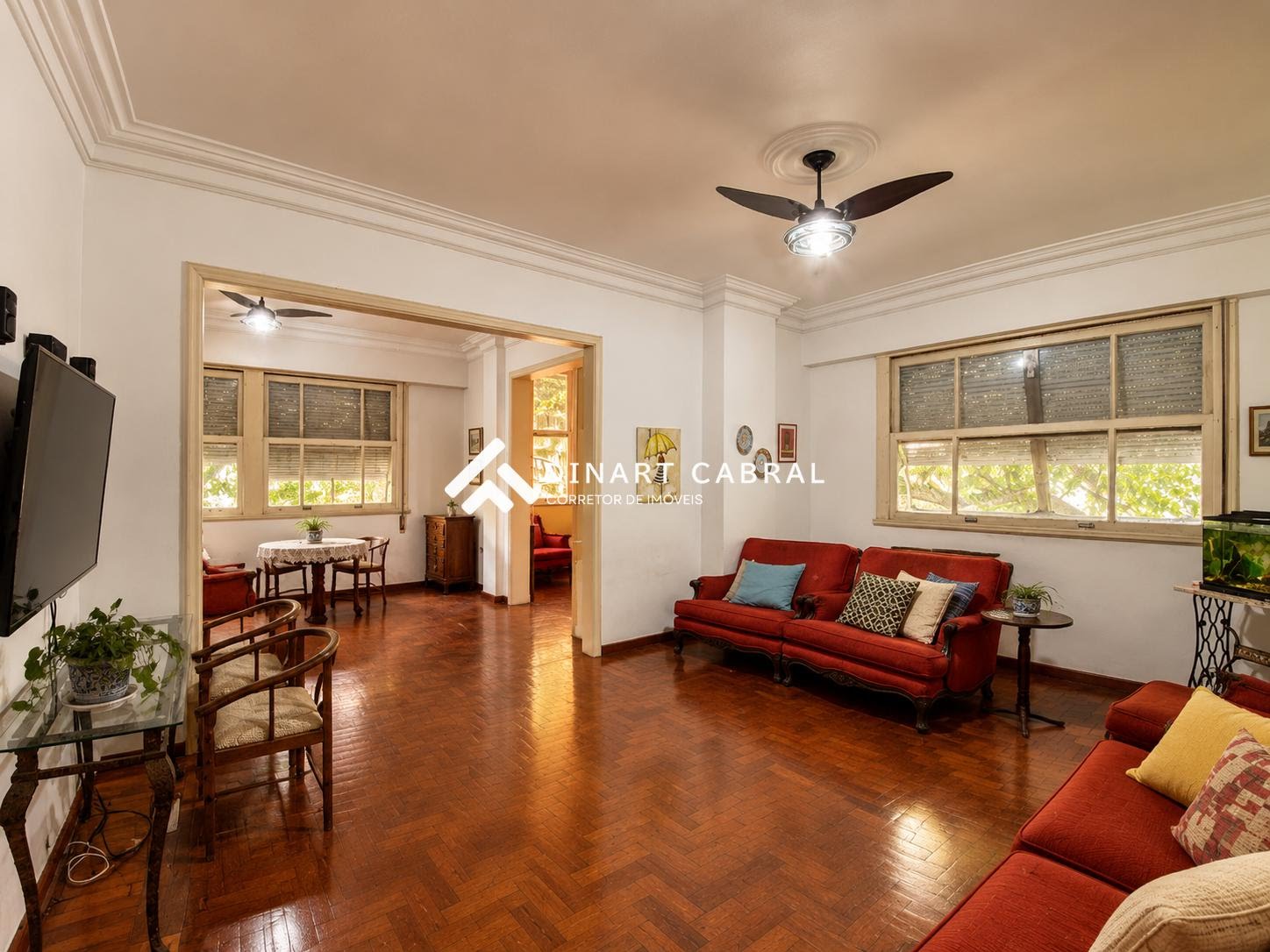 SALA AMPLA EM DOIS AMBIENTES COM VARANDA INTERNA.