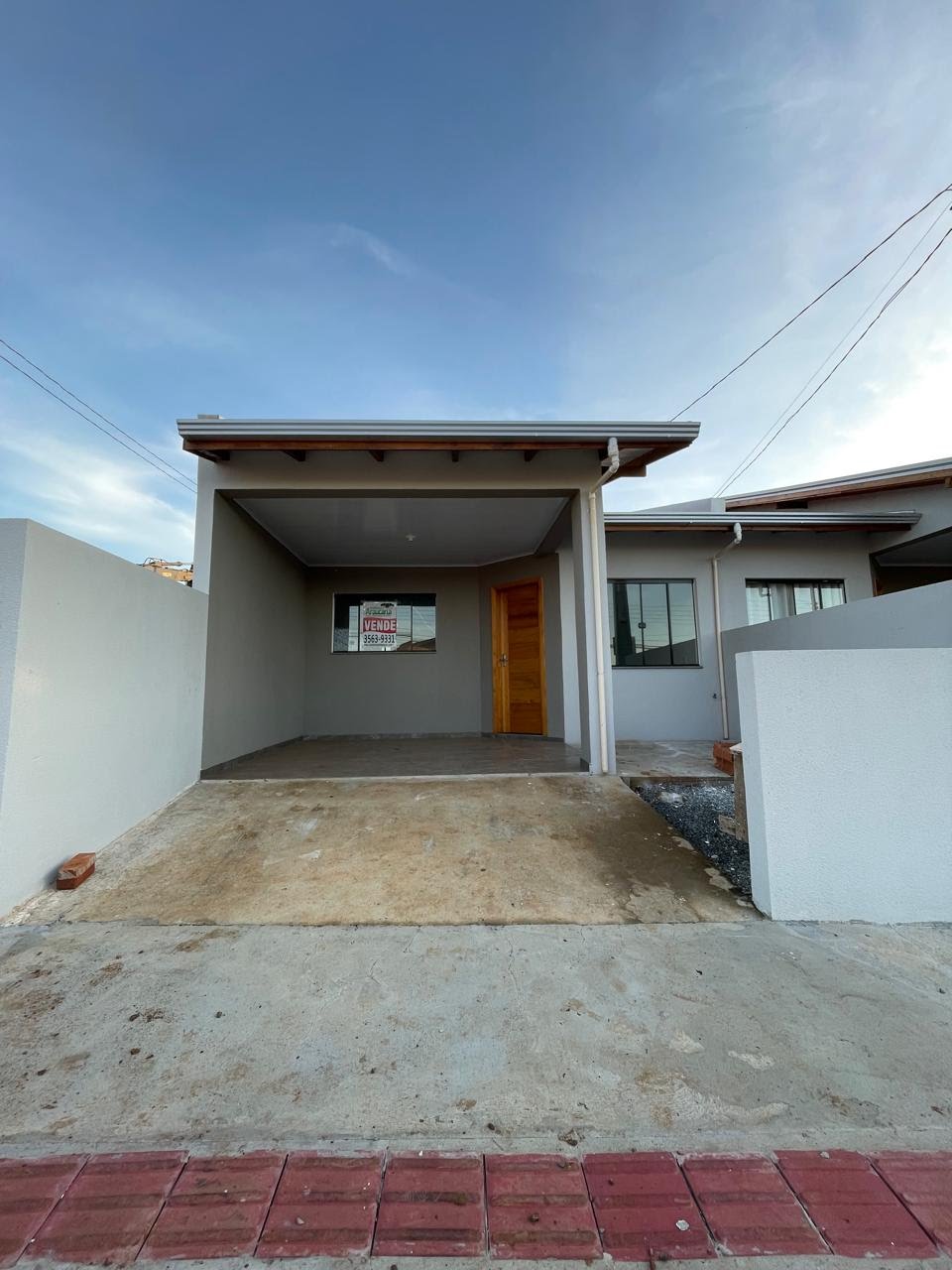 Fachada e garagem