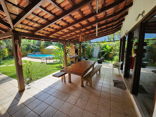 Casa com piscina em terreno de 565m2 em área nobre no Itaguá