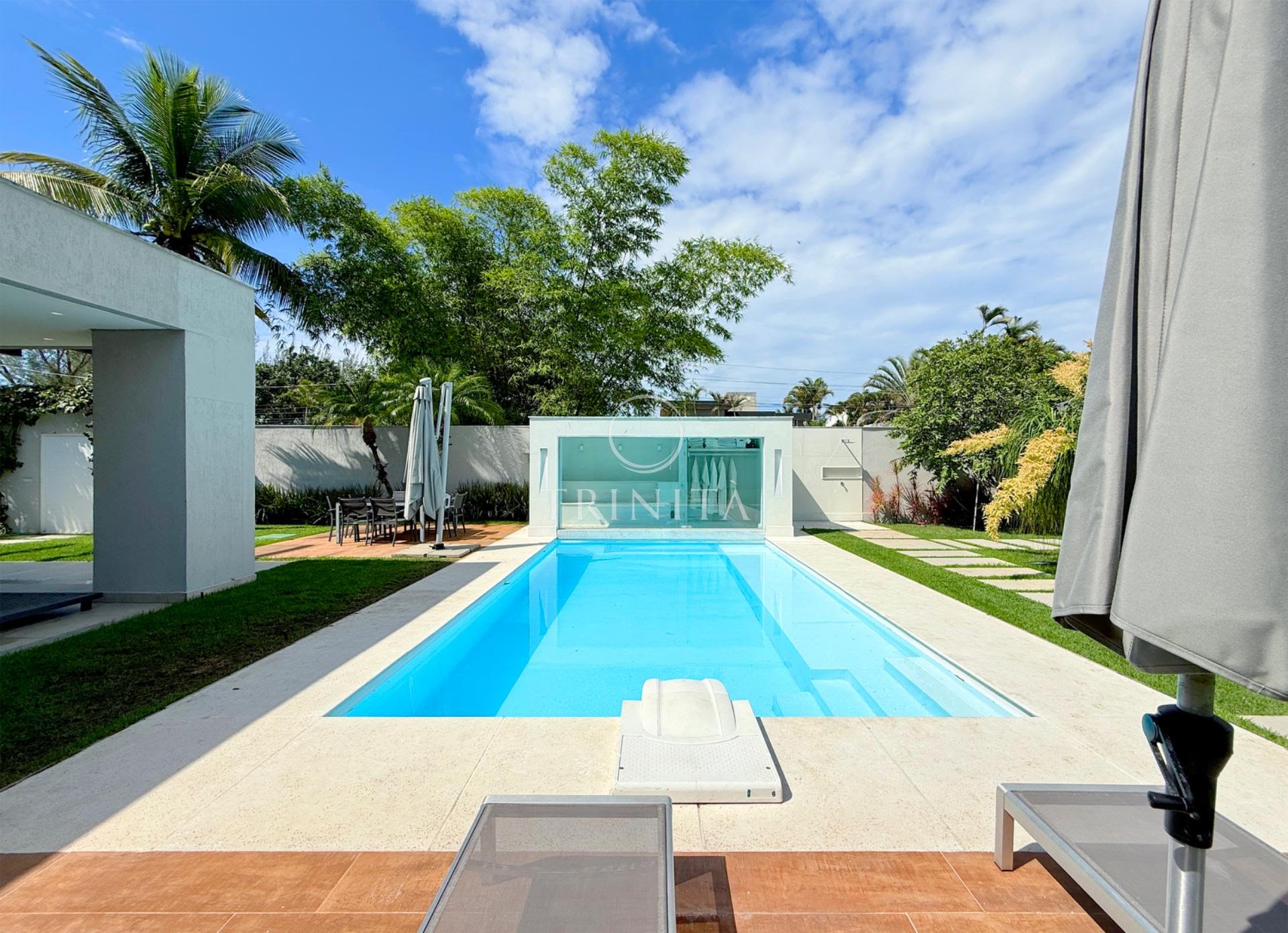 Piscina da casa à venda no Village Marapendi