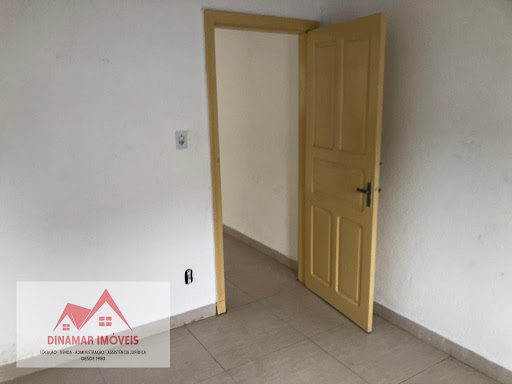 Casa térrea independente para alugar com 2 quartos e 2 vagas por R$1.800,00