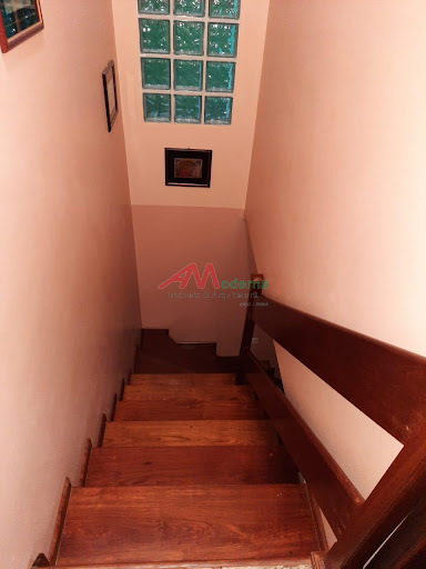 Casa debaixo: 2 dormitórios, Sala, Cozinha, Lavanderia. Banheiro  Casa de cima: Cozinha, sala de jantar, sala de TV, sala de descanso, 1 suíte, 2 dormitórios, sacada de frente e fundo e 2 banheiros. Parte de cima da casa piso de madeira.