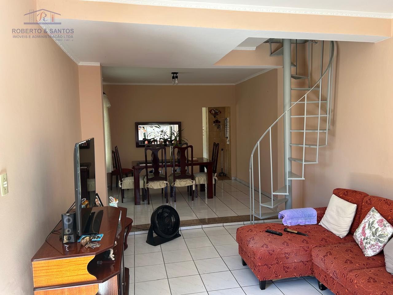 Sala, outra vista e escadas p os dormitórios