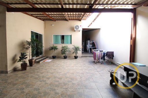 Área Externa da Casa e Vaga de Garagem