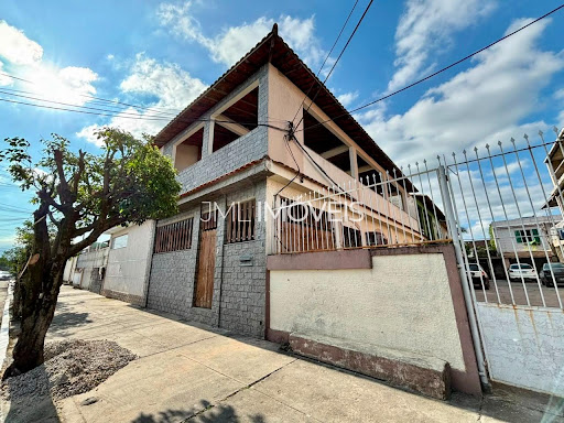 FACHADA (FRENTE PARA A RUA)