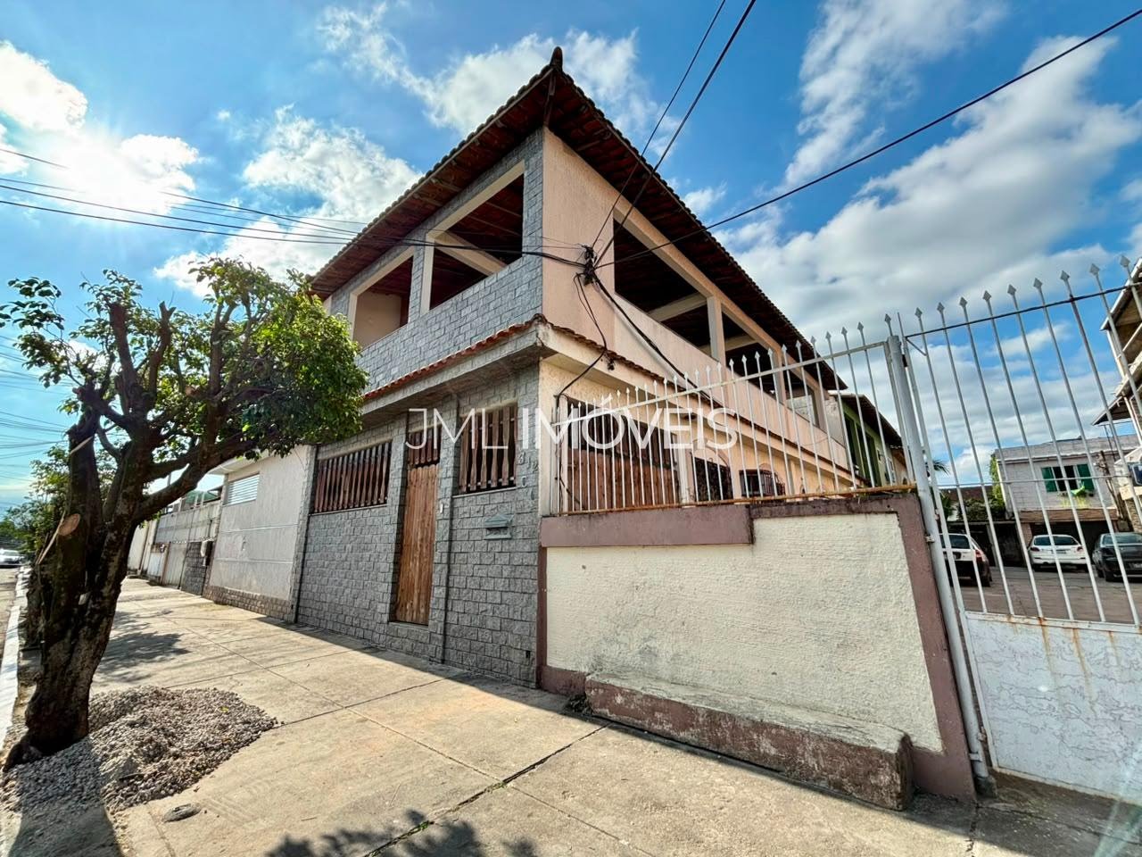 FACHADA (FRENTE PARA A RUA)