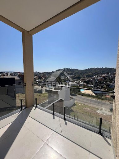 Casa à Venda em Santana de Parnaíba: 3 Suítes, 200m², Chácara Jaguari