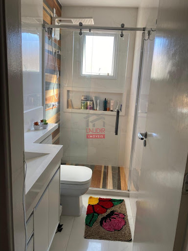 Casa duplex alto padrão, 3 quartos com suíte no Condomínio Vila dos pássaros.