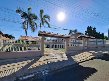 Chácara no bairro Nova São Pedro II com 262m² de área construída e terreno de 1.000 m², 3 dormitórios sendo 1 suíte, 2 banheiros sociais, piscina, área gourmet, churrasqueira, fogão a lenha, forno piz