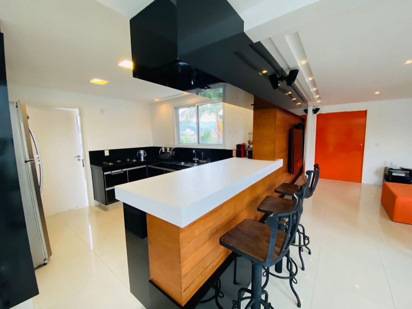 Apartamento à venda com 4 quartos, 5 banheiros, 2 vagas e 200m² no Praia de Itaguá, Ubatuba (SP) — foto 12 de 24