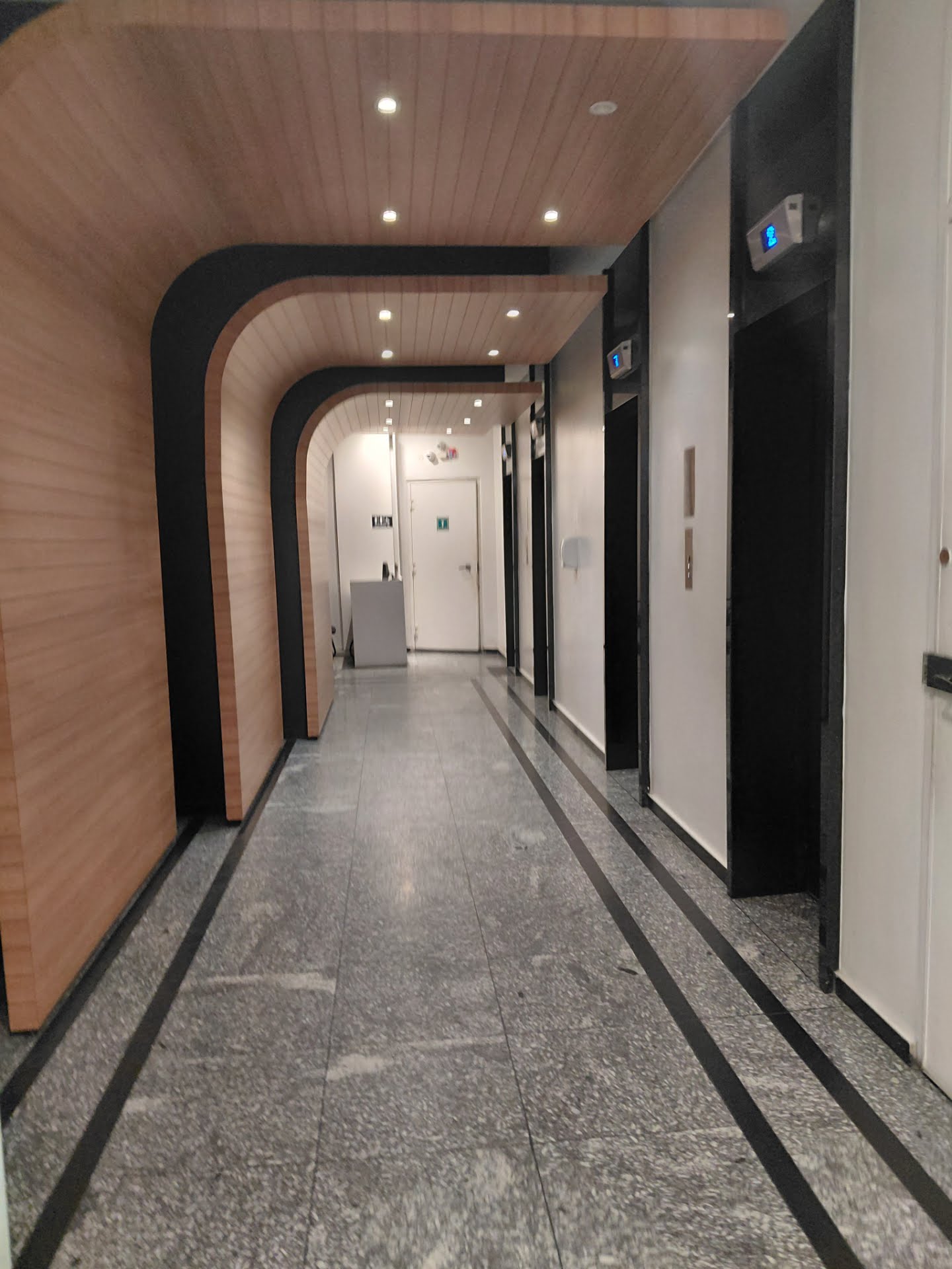 4 elevadores de acesso ao imóvel 