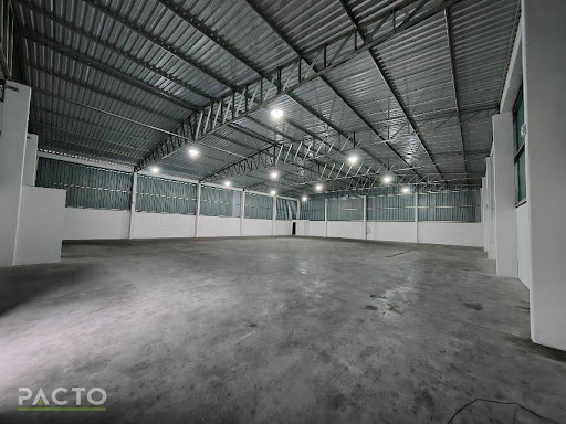 Descubra uma excelente oportunidade para o seu negócio em Cidade Alta, Araranguá! Este pavilhão comercial oferece 720m² de área útil, ideal para empresas que buscam espaço, versatilidade e uma localiz