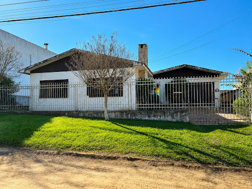 <p>Excelente casa à venda no Centro de Bagé, com 200 m² de área útil, ideal para quem busca conforto, praticidade e uma localização privilegiada. O imóvel conta com 3 dormitórios, sendo 1 suíte, além 
