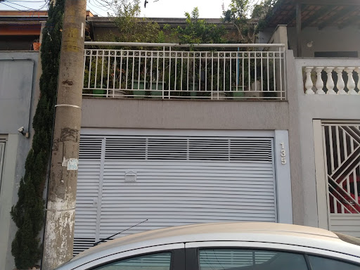 Frente com portão automático