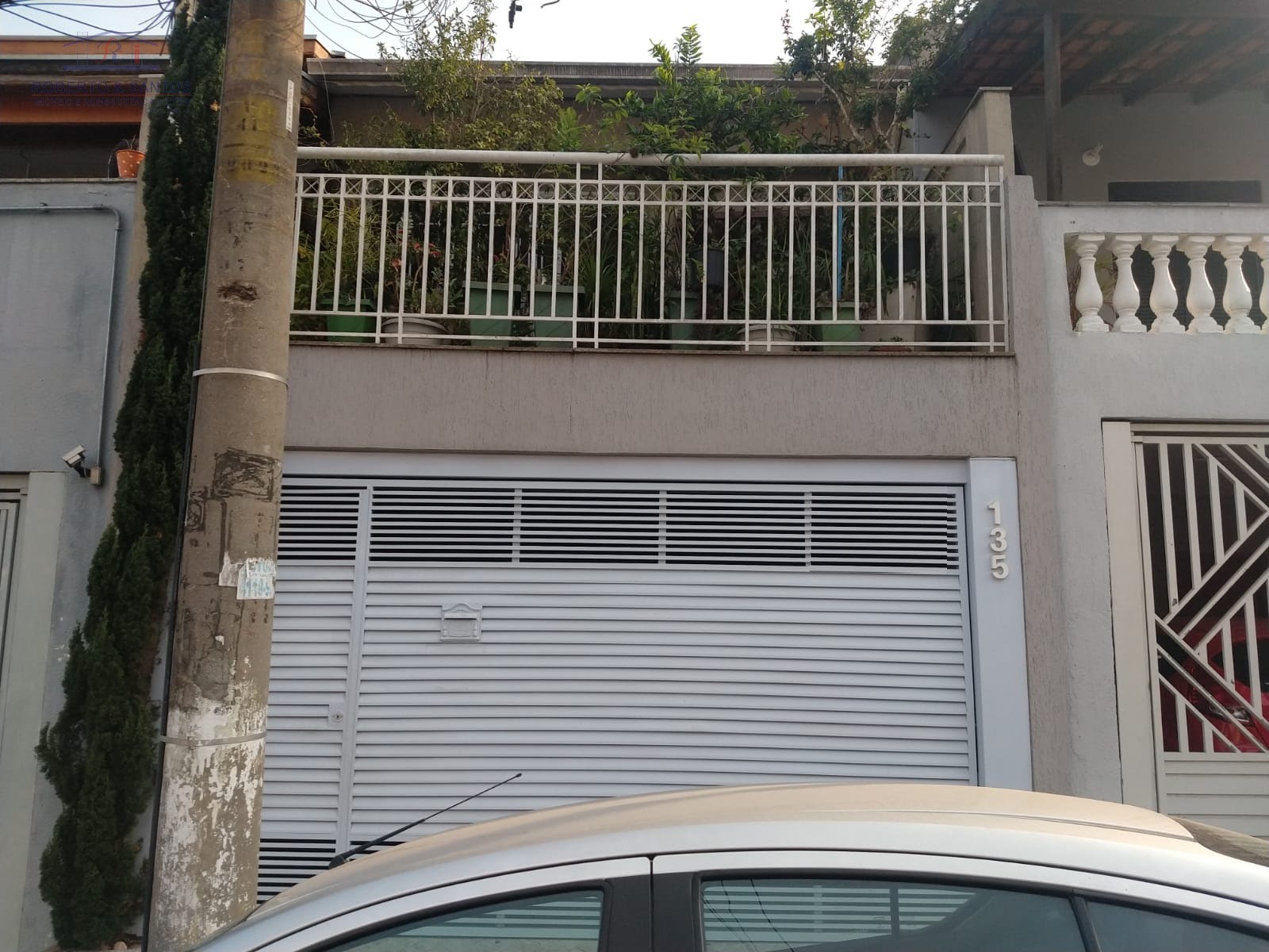 Frente com portão automático