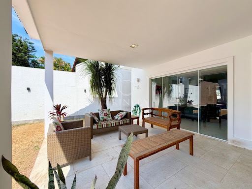 Lounge externo da casa à venda no condomínio Rio Mar