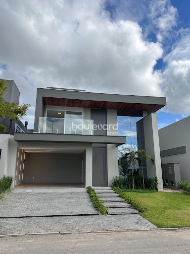 Casa Alto Padrão de 3 Dormitórios | 1 Suíte + 2 Demi-Suítes | Pedra Branca