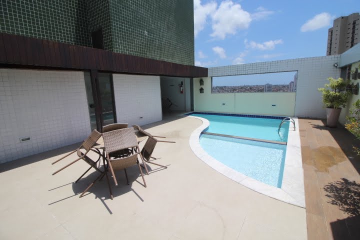 apartamento com varanda com cortina de vidro e apartamento com piscina em Casa Forte