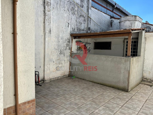 Excelente oportunidade na Vila Maria – Imóvel com duas casas e salão comercial  Vende-se excelente imóvel localizado na Vila Maria, com 210 m² de área construída em um terreno de 250 m², ideal tanto p