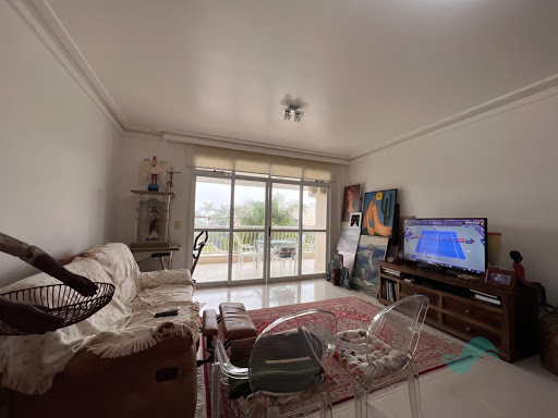 Sala de estar com televisão 