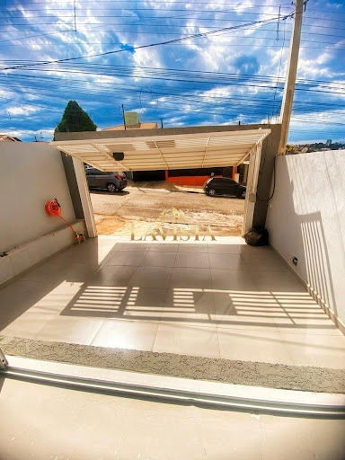 IMAGEM DA GARAGEM COM PORTÃO ELETRÔNICO