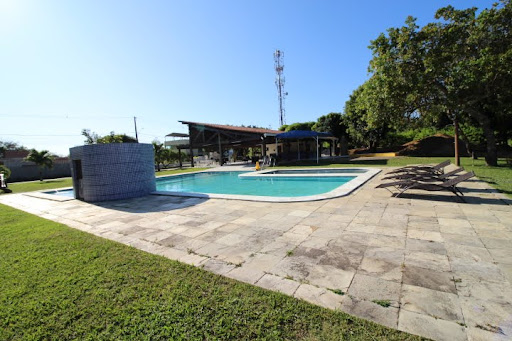 Piscina com deck