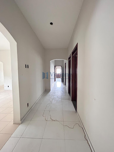 Casa ampla com 4/4 bem localizada na Kalilândia