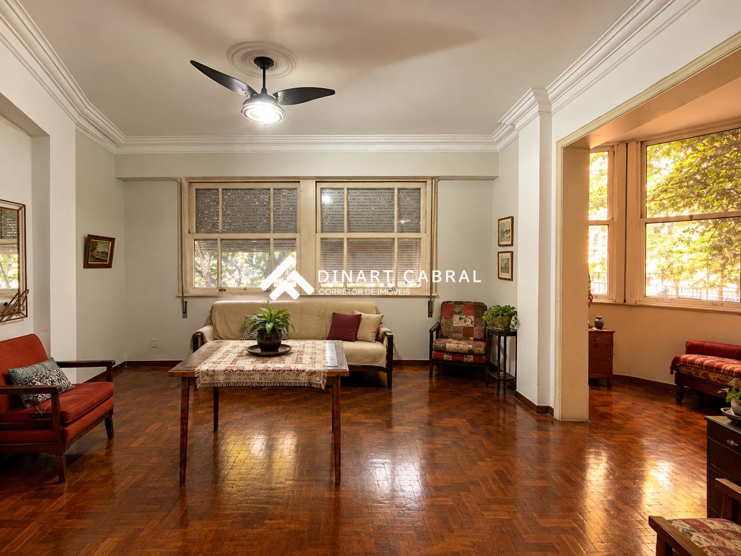 SALA AMPLA EM DOIS AMBIENTES COM VARANDA INTERNA.