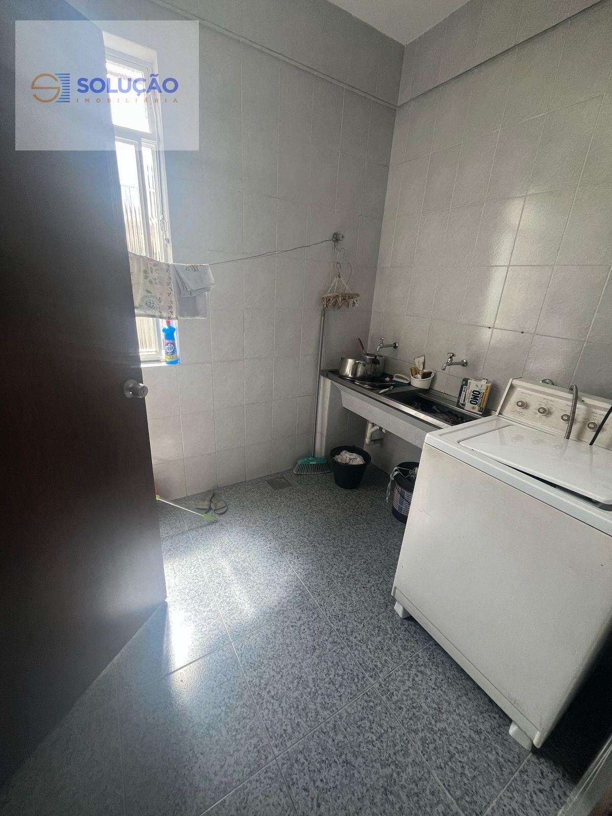 Apartamento em local prazível e privilegiado, uma suite, dois quartos, dependencia completa de empregada, tamanho superior ao padrão atual, perto de todos os itens que atraem um morador exigente 