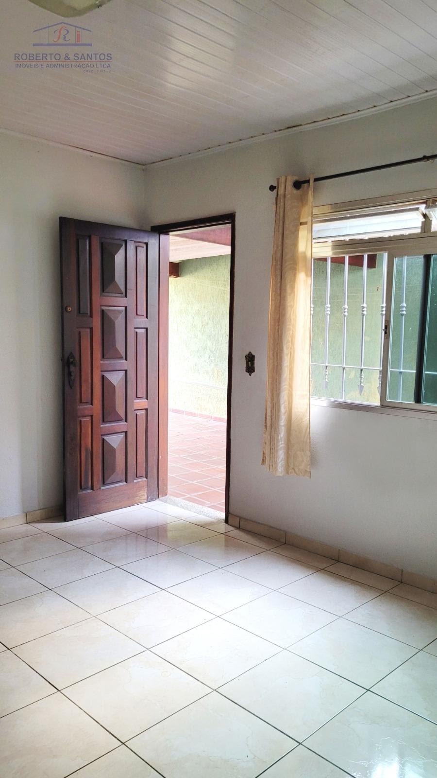 Sala e porta de madeira de lei