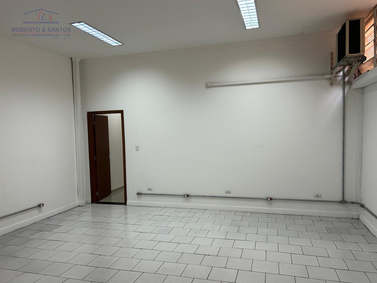 Sala 01, maior com aprox.30m2