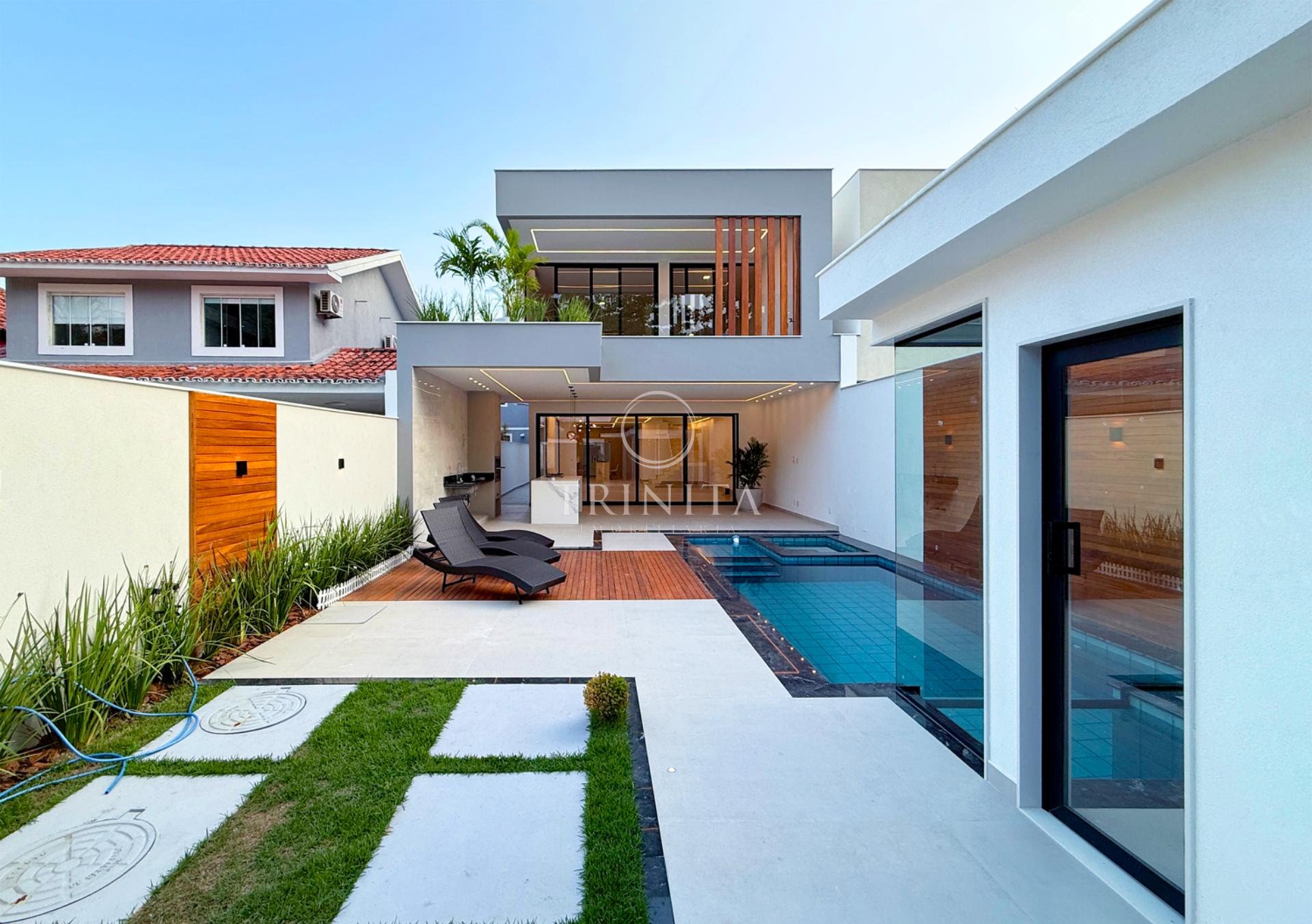 Fachada da casa à venda no Rio Mar
