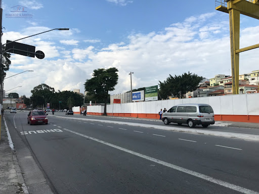 Avenida de frente do prédio 