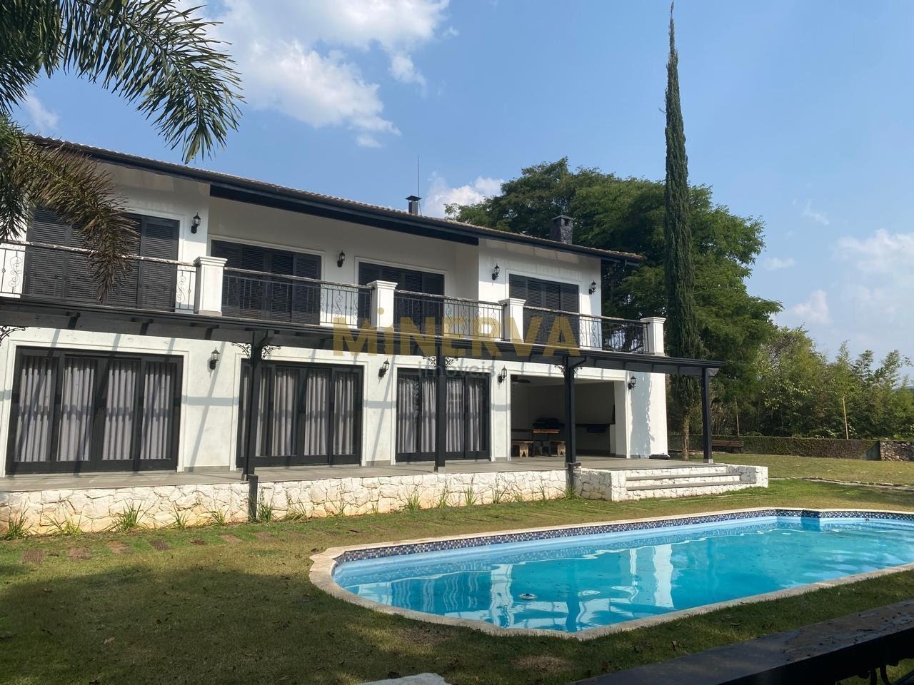 Casa em Condomínio 585m² em Mairiporã | 4 Suítes | Piscina | Energia Solar