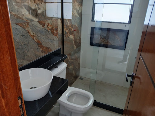 Encante-se com esta casa localizada no bairro Enseada, em Rio das Ostras, perfeita para quem busca conforto, praticidade e qualidade de vida em uma das regiões mais desejadas da cidade. Com 75m² de ár