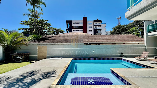 Sobrado à venda no Centro de Guaratuba | 7 dorms, 6 suítes