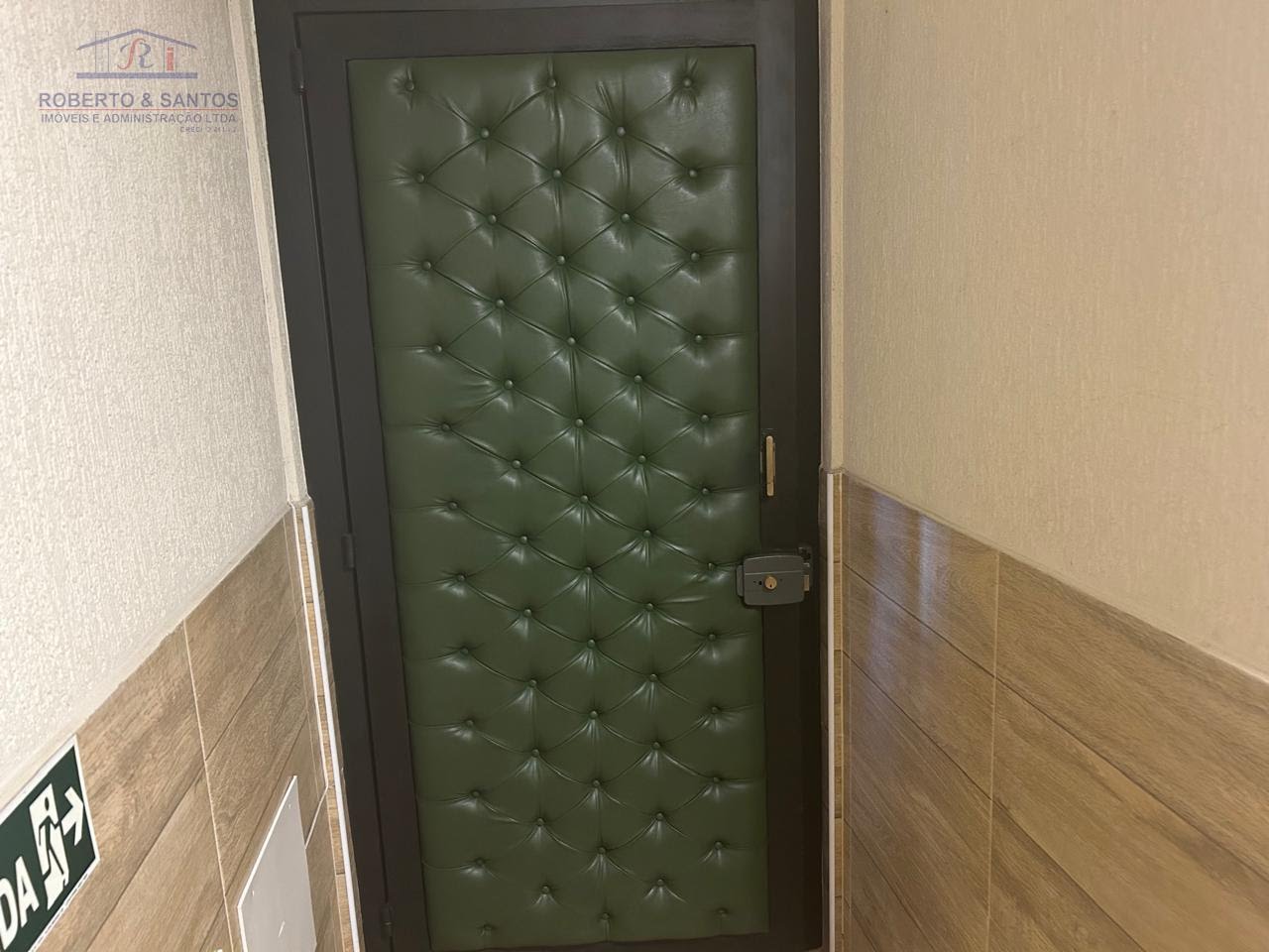 Porta intermediária muito pomposa